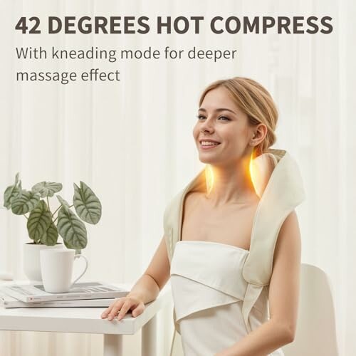 Frau mit heißem Nackenmassagegerät