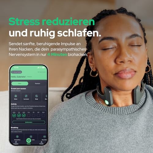 Frau mit Entspannungsgerät und Smartphone-App